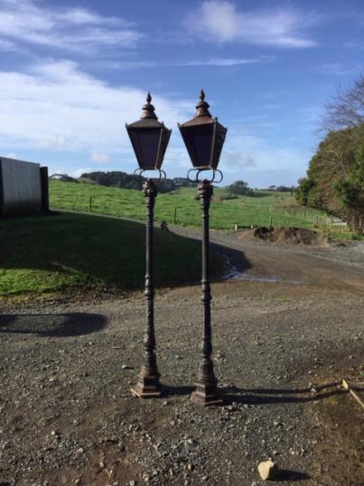 一对十九世纪路灯