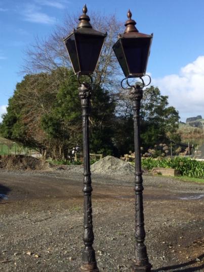 一对十九世纪路灯