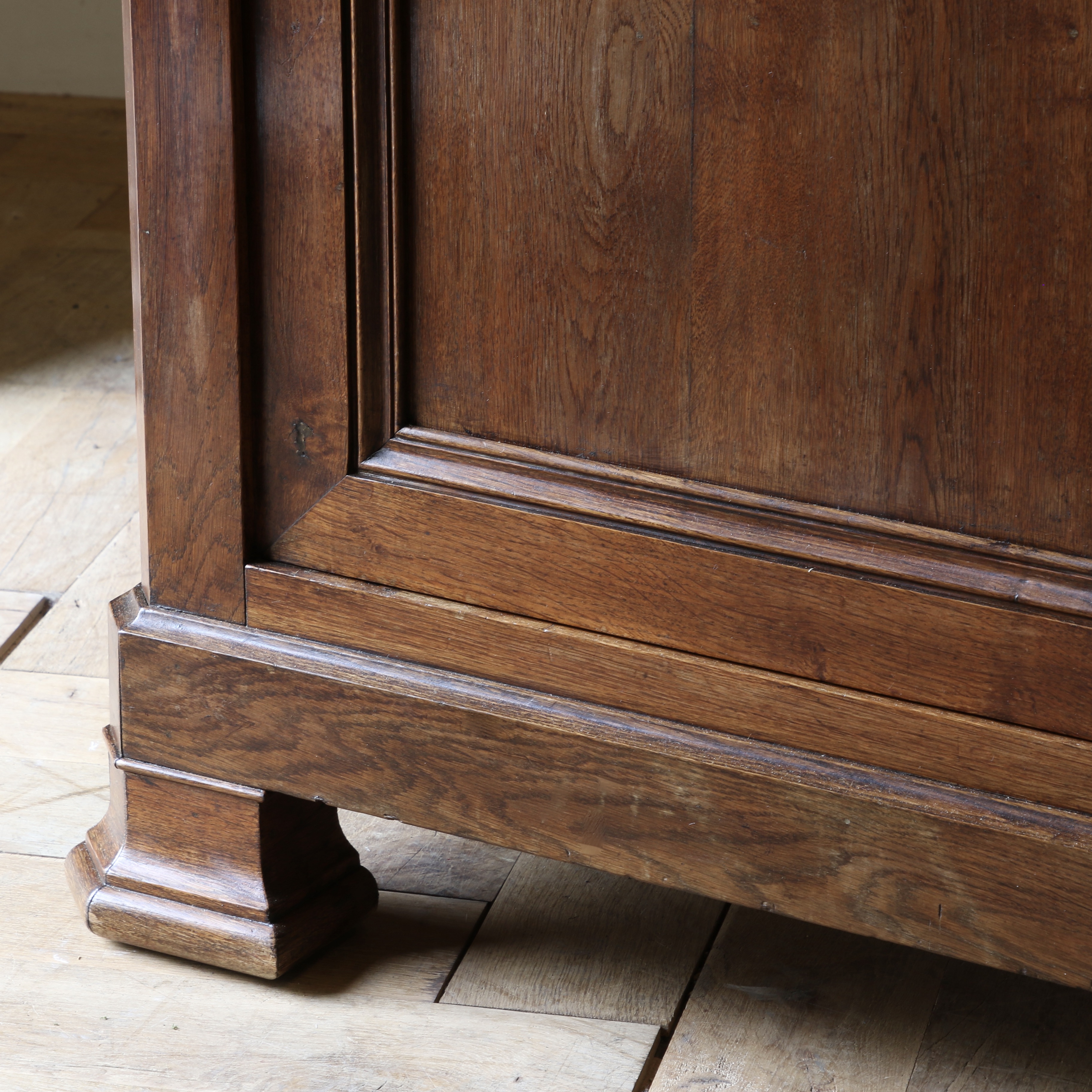 Louis Philippe Dresser Base