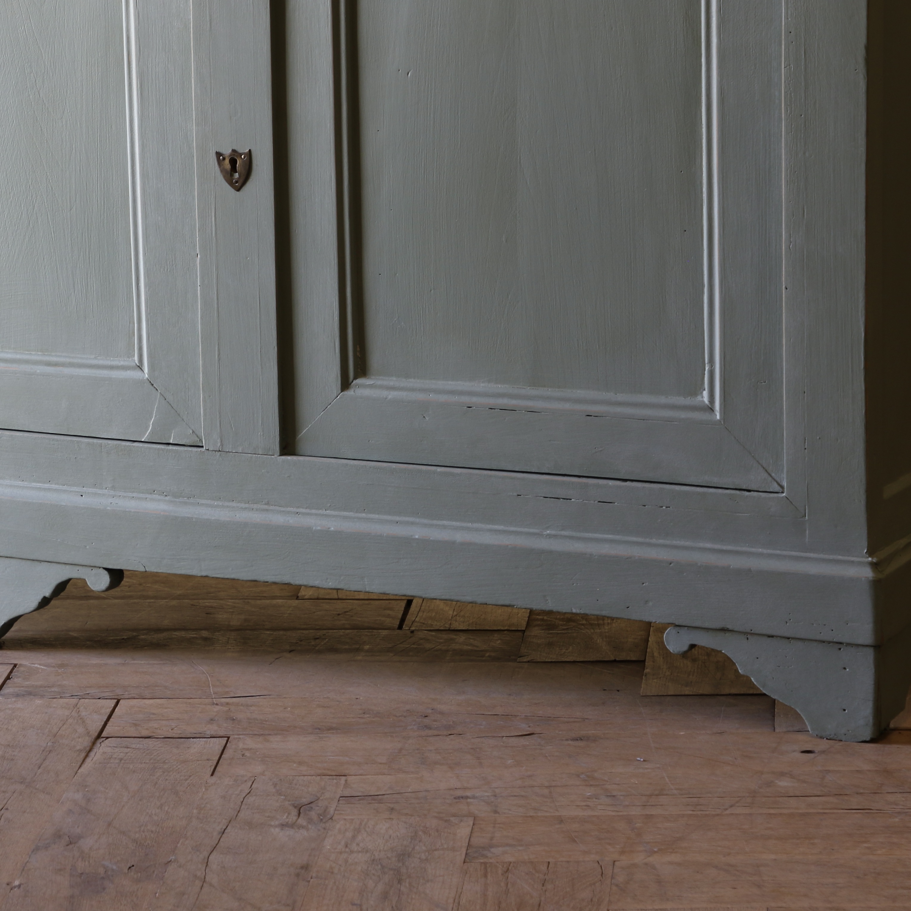 Louis Philippe Dresser Base