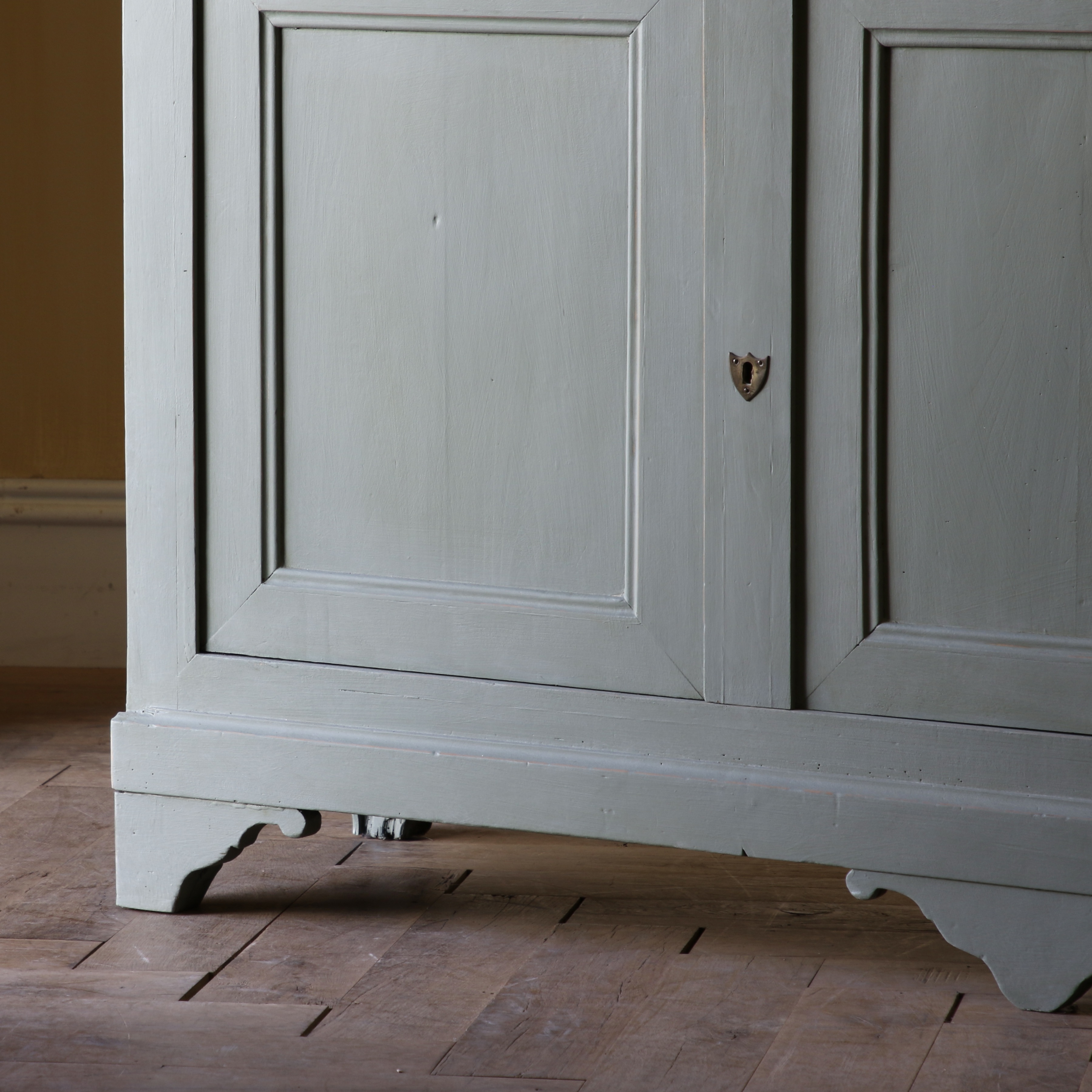 Louis Philippe Dresser Base