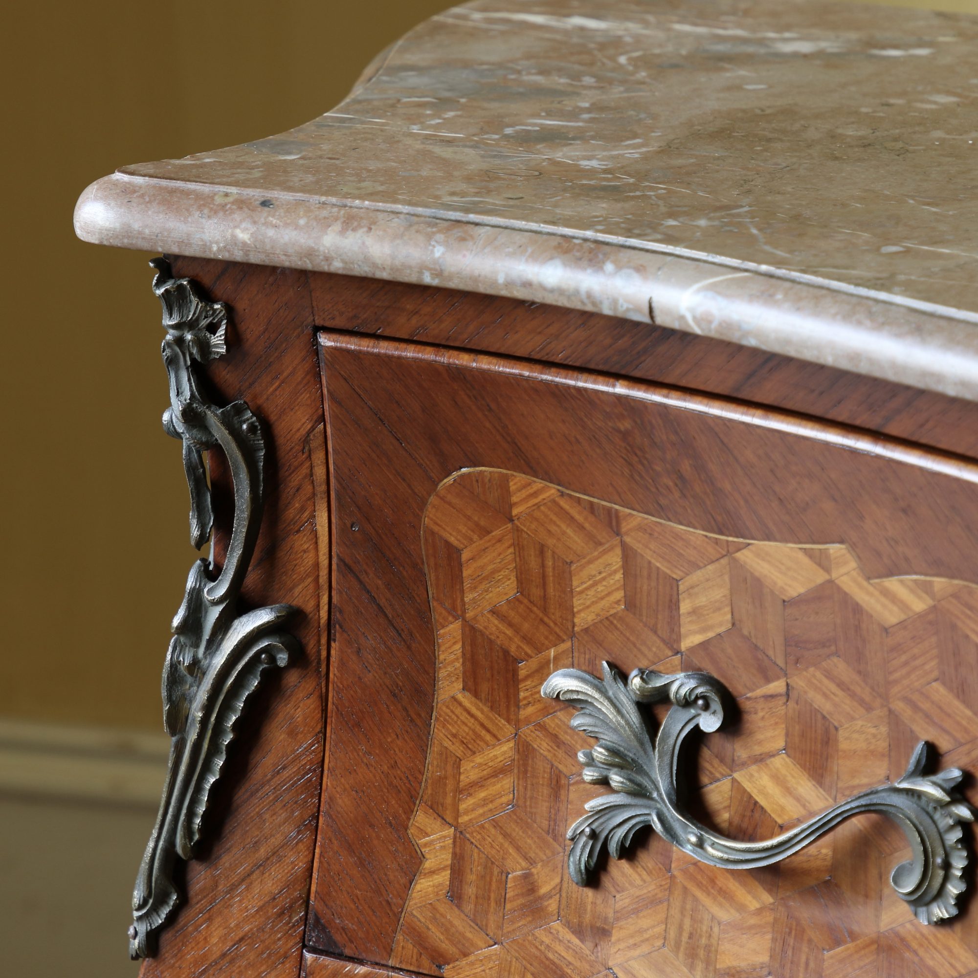 Bombe Commode