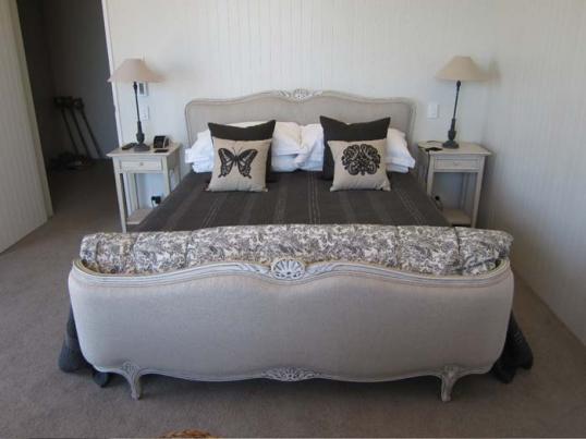 Demi Corbeille French Beds