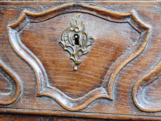18世纪的法国橡木衣柜