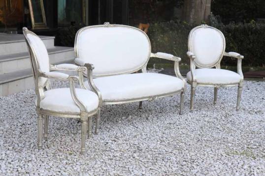 银鎏金路易十六沙发和两把椅子