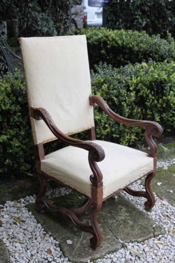 一张路易十四核桃木扶手椅