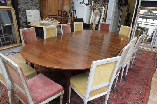 19世纪的樱桃木扩展餐桌