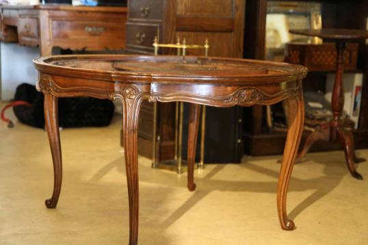 路易十五风格的胡桃木咖啡桌