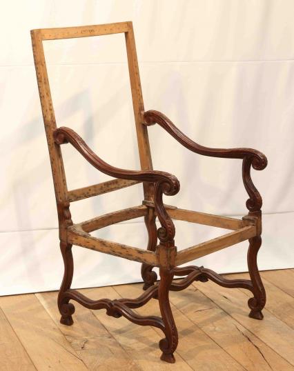  法国路易十四世胡桃木雕刻椅