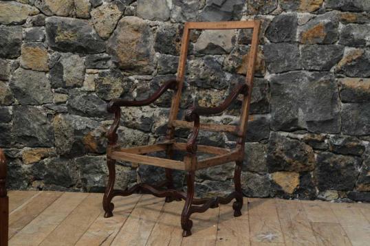  法国路易十四世胡桃木雕刻椅