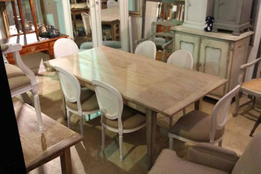 法式橡木浮木色的餐桌