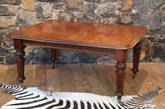 English Victorian Mahogany Dining Table with Extension Leaves