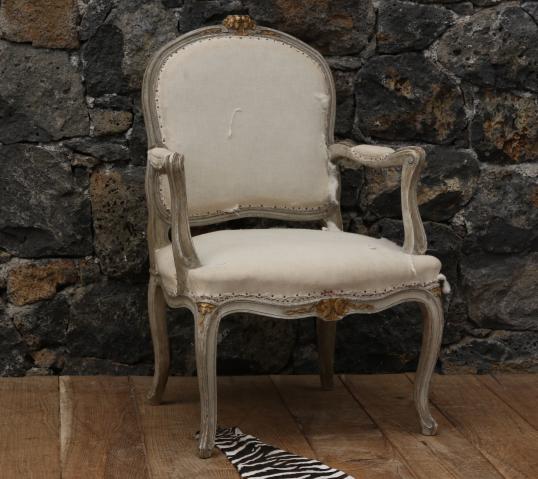路易十五世开口扶手椅。