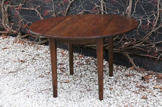 Round Tapered Leg Tapered French table