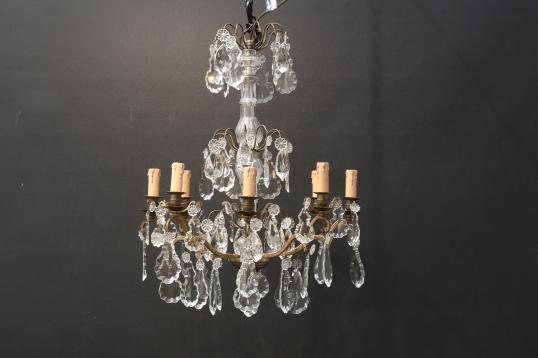 An Italian 8 Light Chandelier