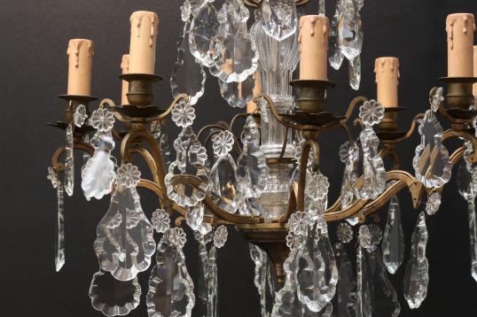 An Italian 8 Light Chandelier