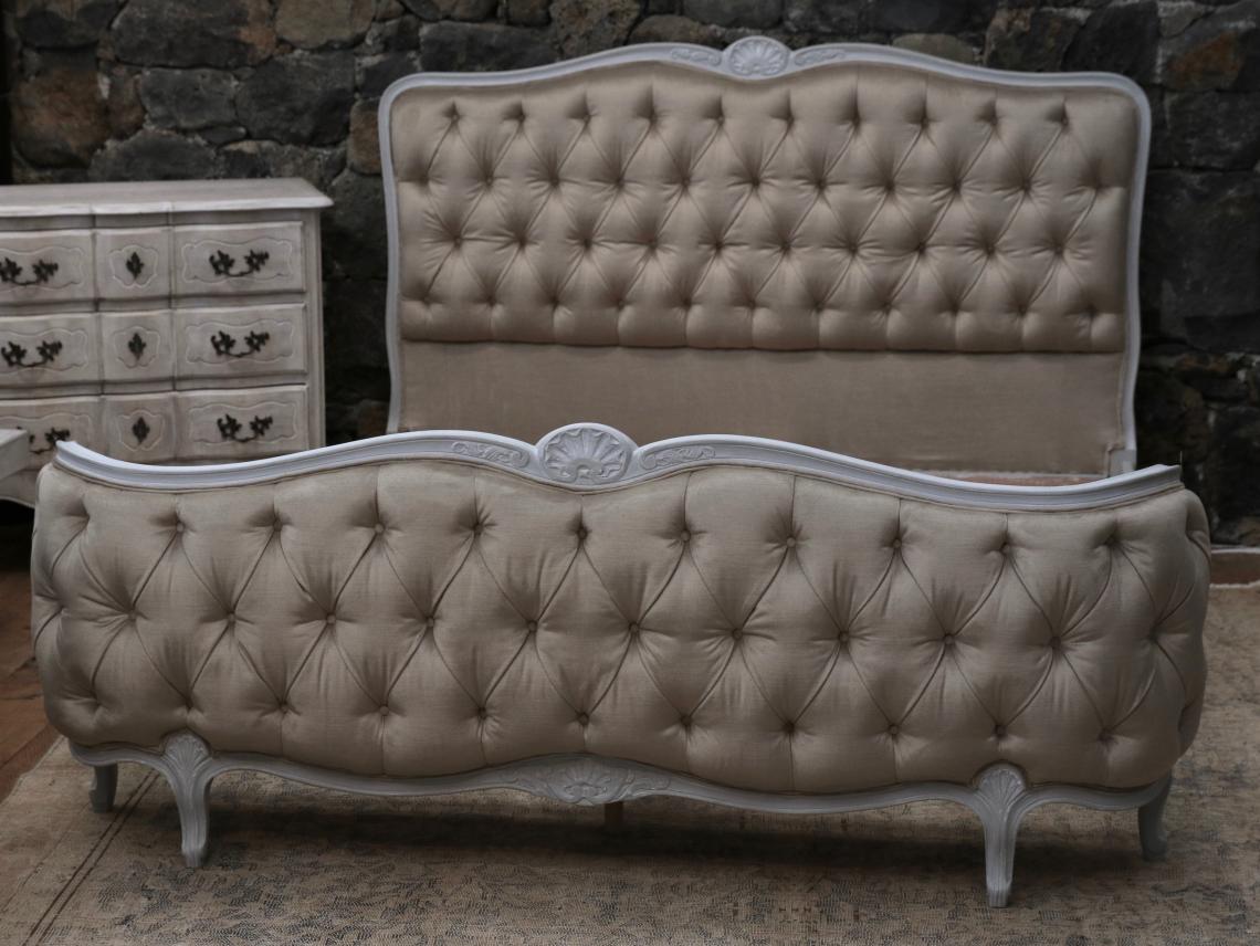 Deep Buttoned Demi Corbeille Bed