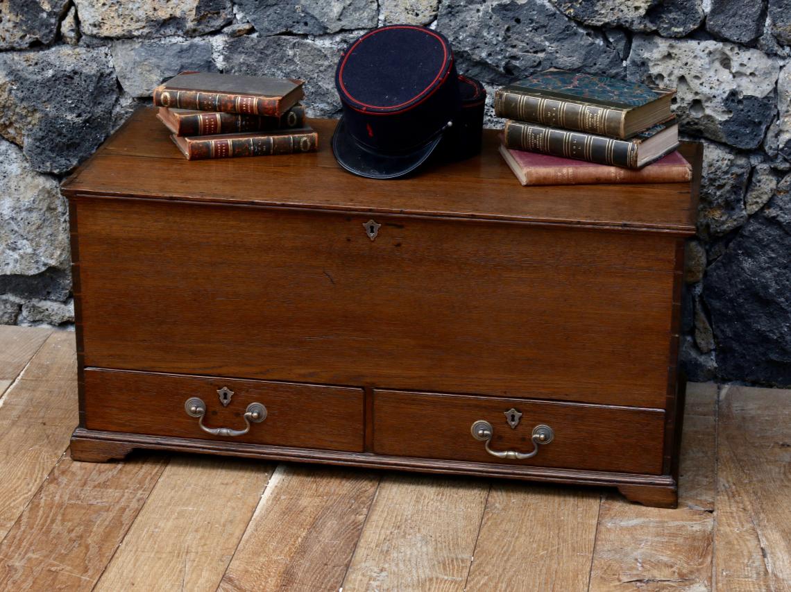 乔治国王时期的小的橡木柜或者保险箱