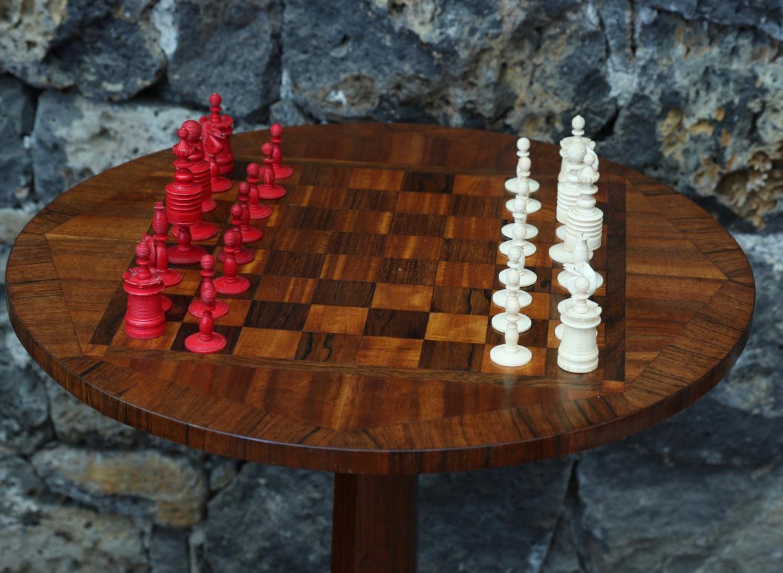 国际象棋桌和一套棋子