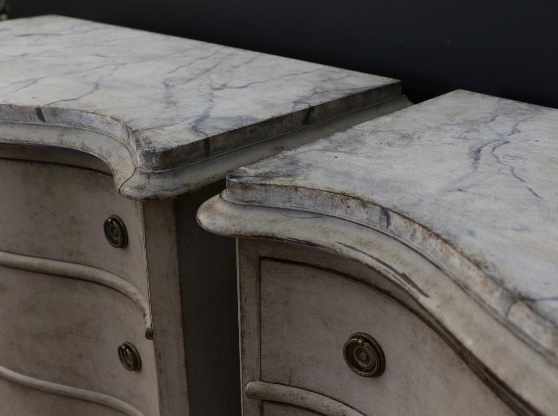 Stunning Pair of Serpentine-Fronted Gustavian Commodes