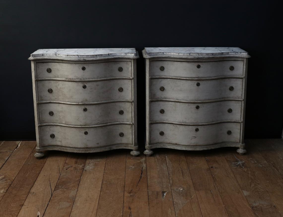 Stunning Pair of Serpentine-Fronted Gustavian Commodes