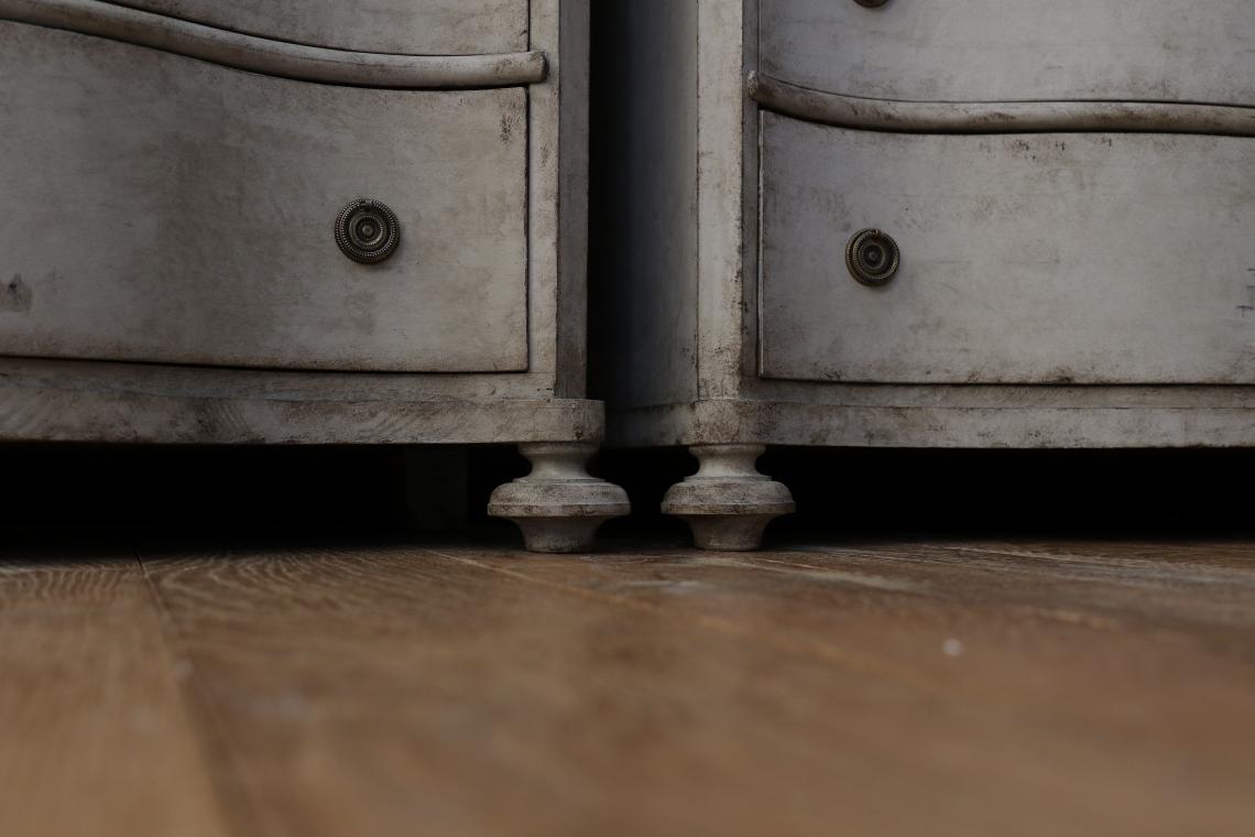 Stunning Pair of Serpentine-Fronted Gustavian Commodes