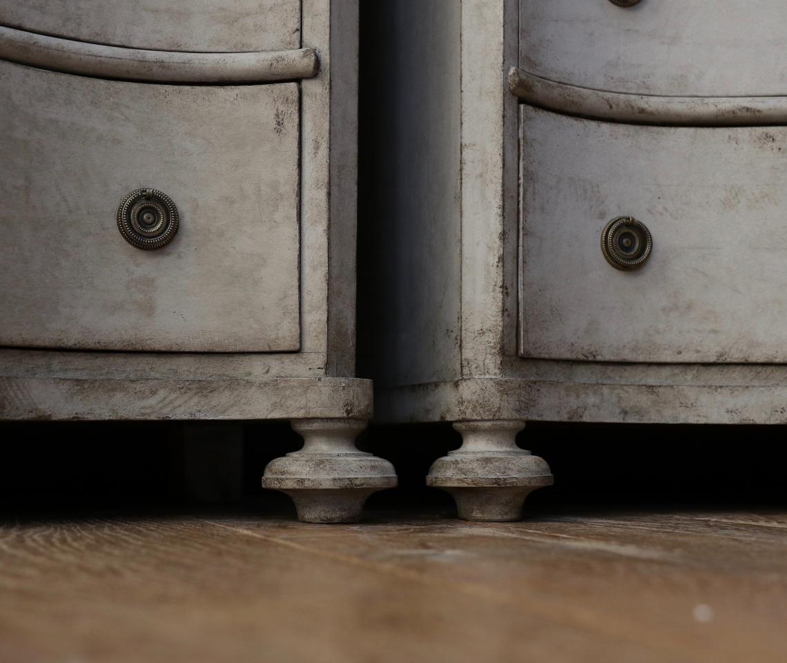 Stunning Pair of Serpentine-Fronted Gustavian Commodes