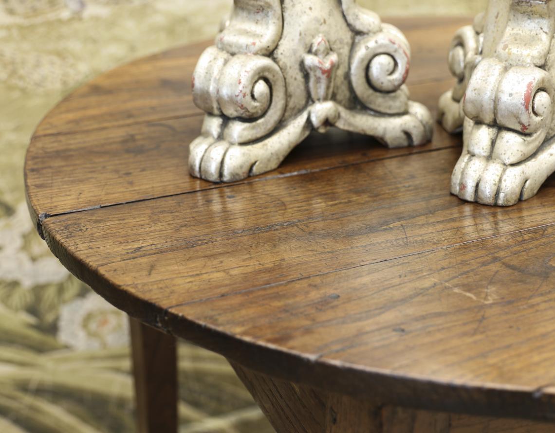 Four-legged Round Table