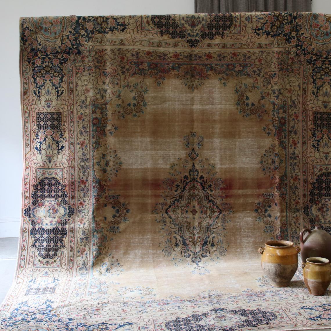 A Distressed Rug Red/Navy