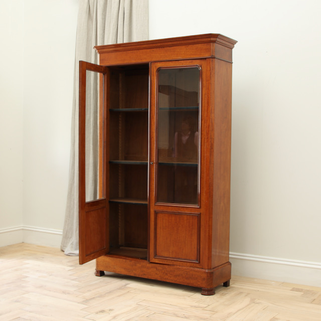 130-85 - The Vitrine