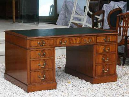 Pedestal desk