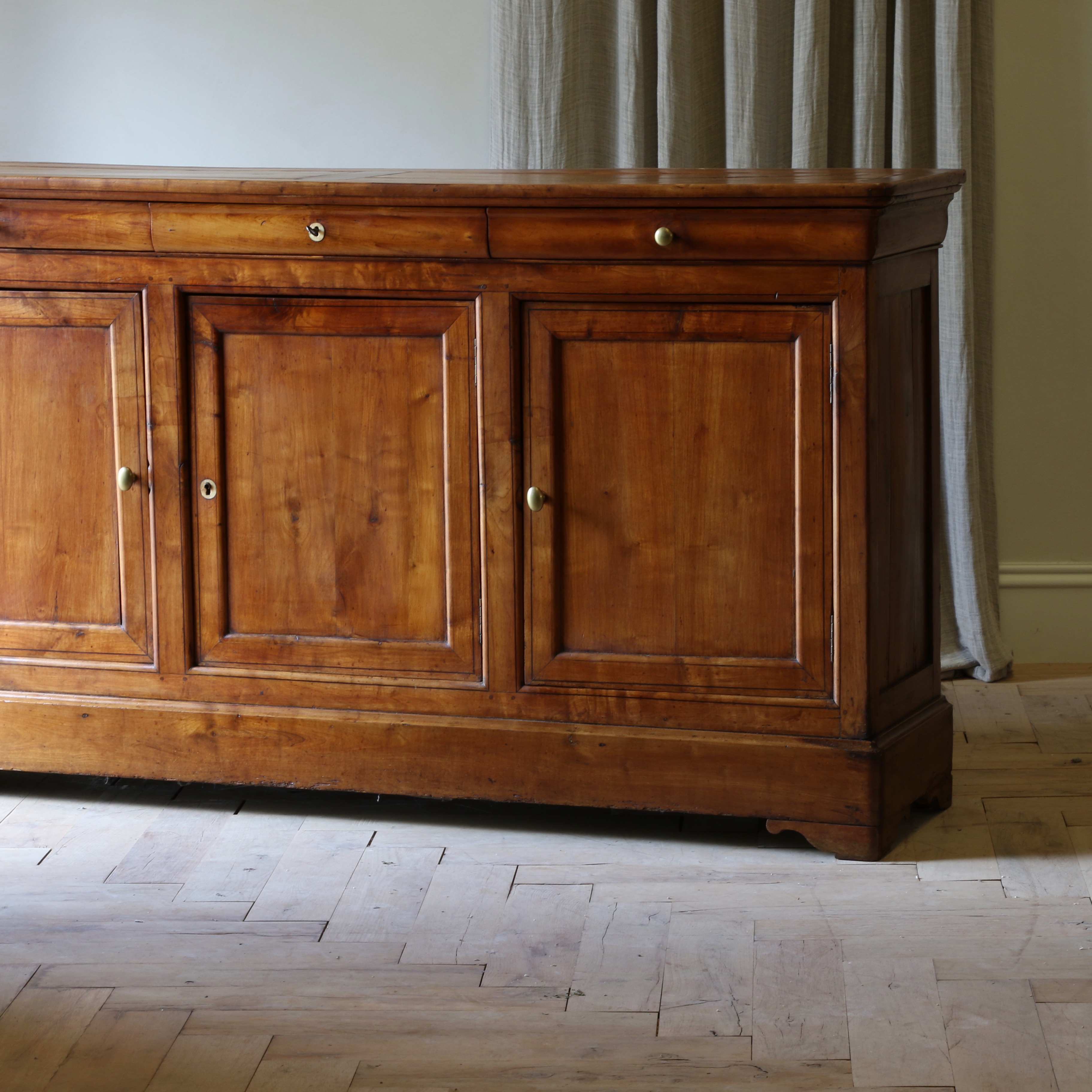 Louis Philippe Dresser Base