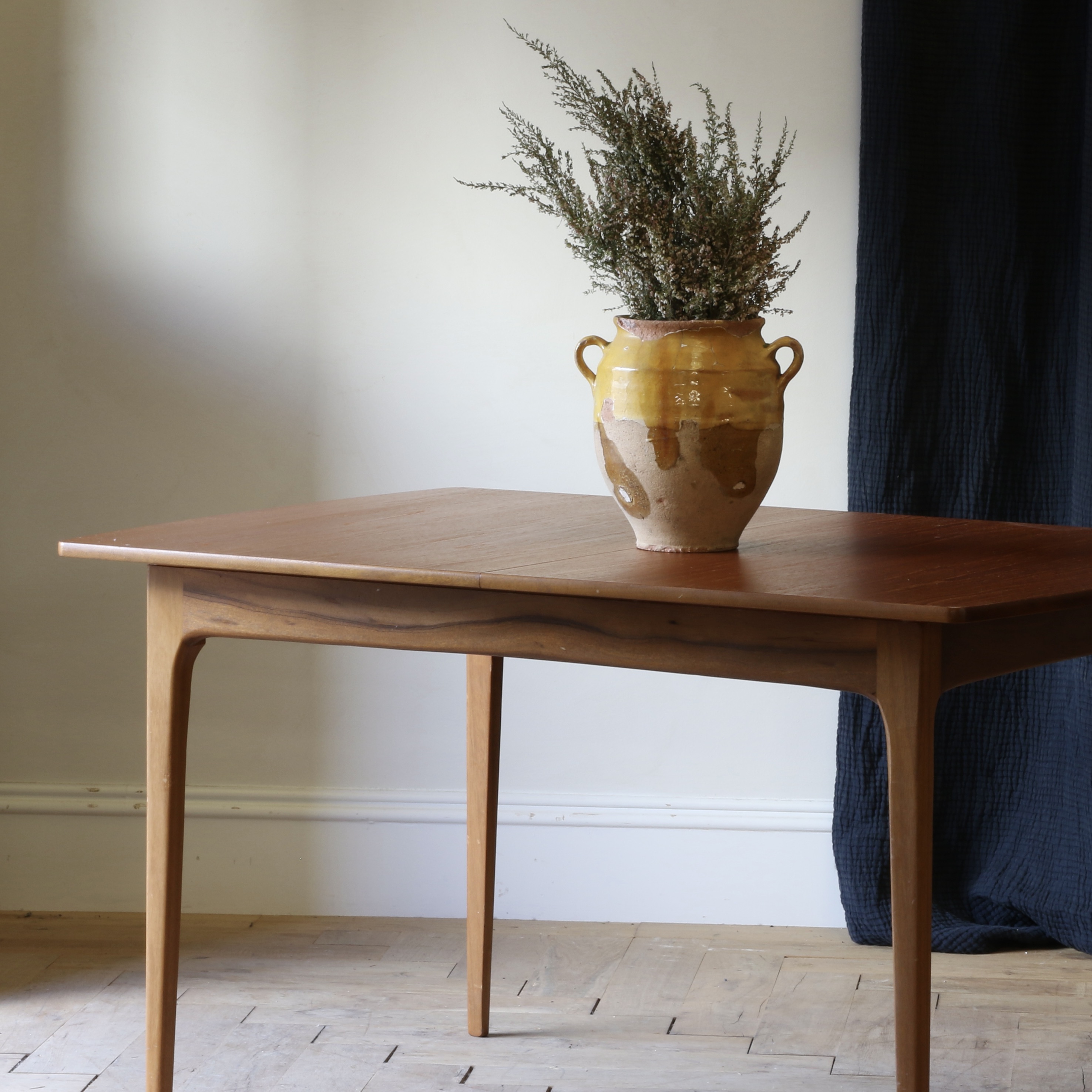 Mid-Century Extending Dining Table by McIntosh// Length 1.37m-1.82m