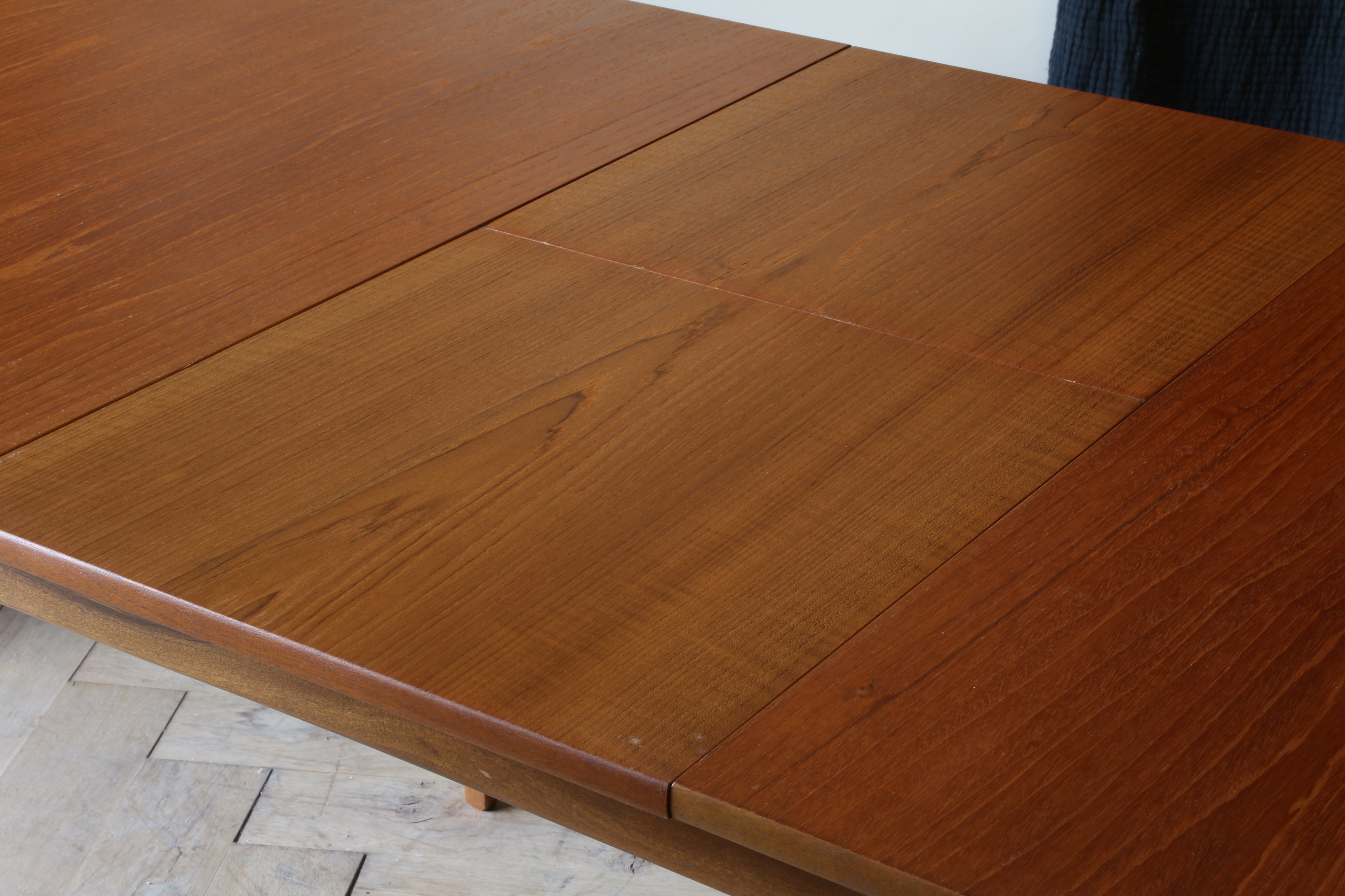 Mid-Century Extending Dining Table by McIntosh// Length 1.37m-1.82m