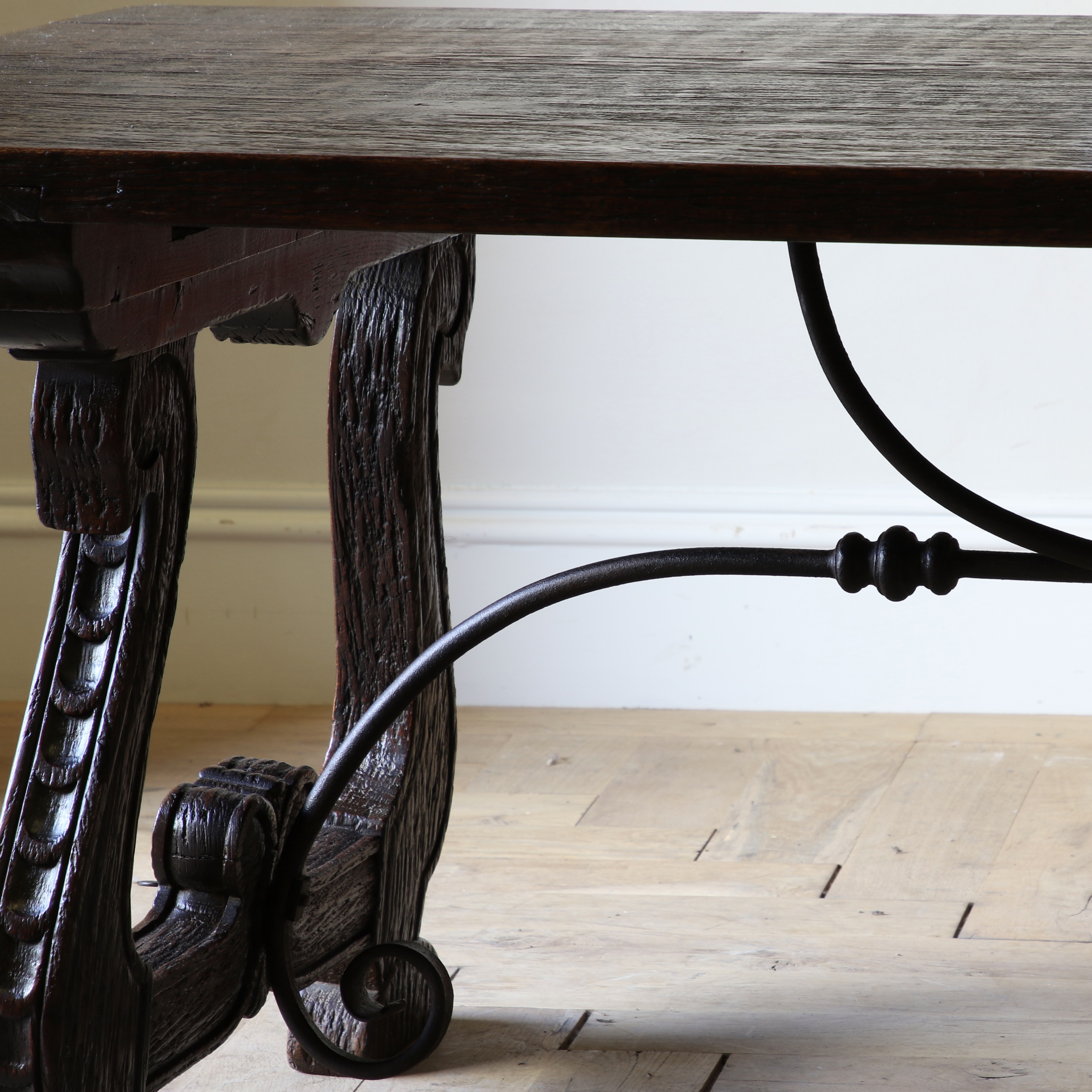 A Spanish Extending Dining Table// Length 1.8m-2.99m