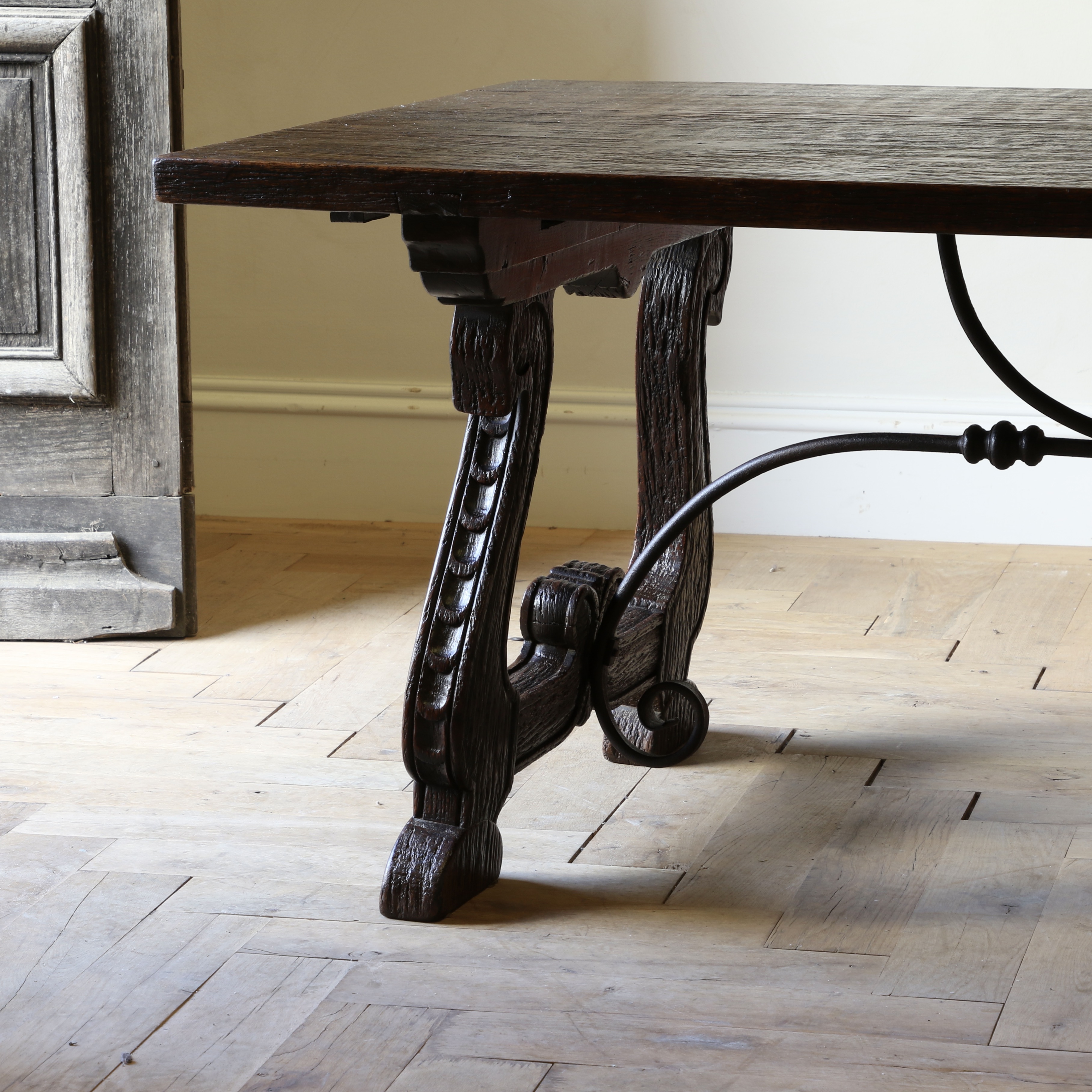 A Spanish Extending Dining Table// Length 1.8m-2.99m