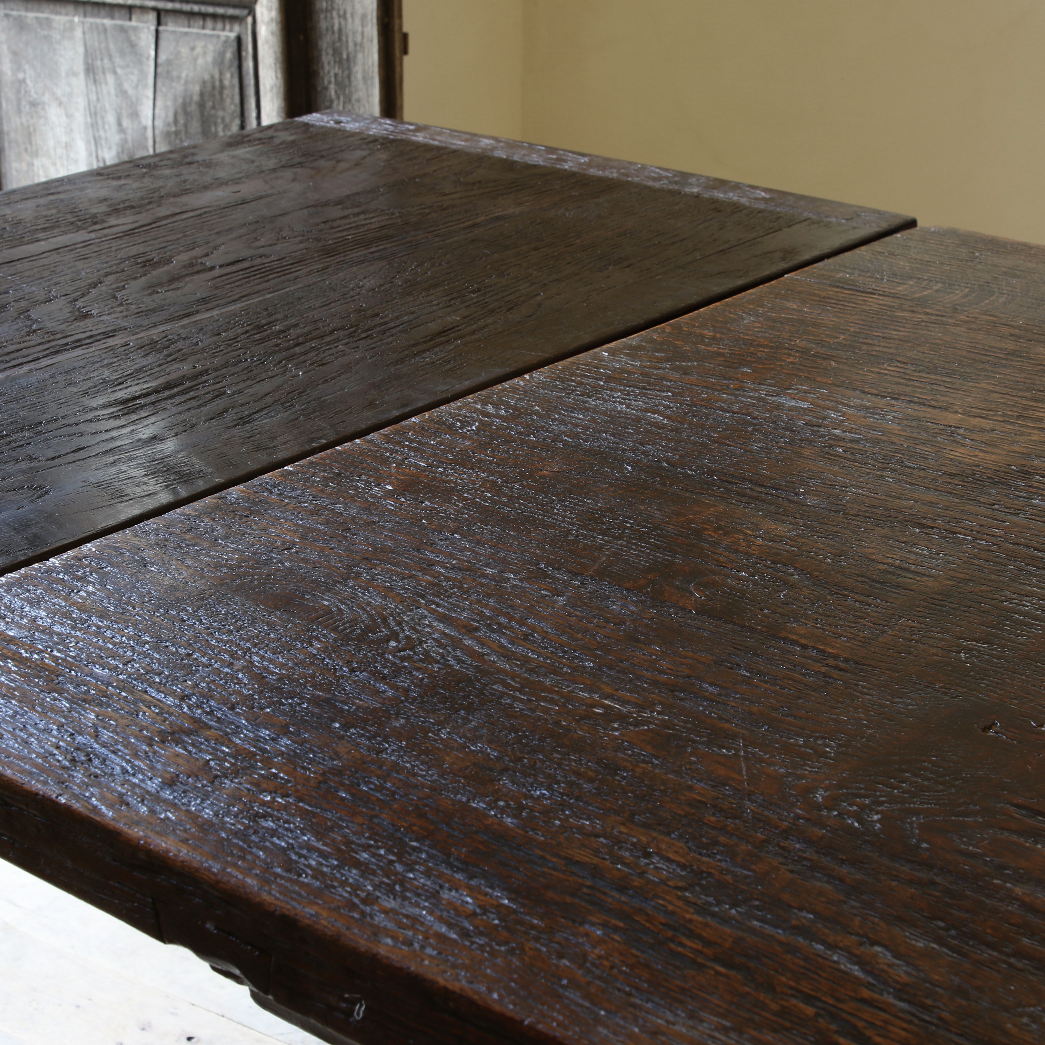 A Spanish Extending Dining Table// Length 1.8m-2.99m
