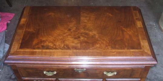 Walnut Chest of drawers (Period)