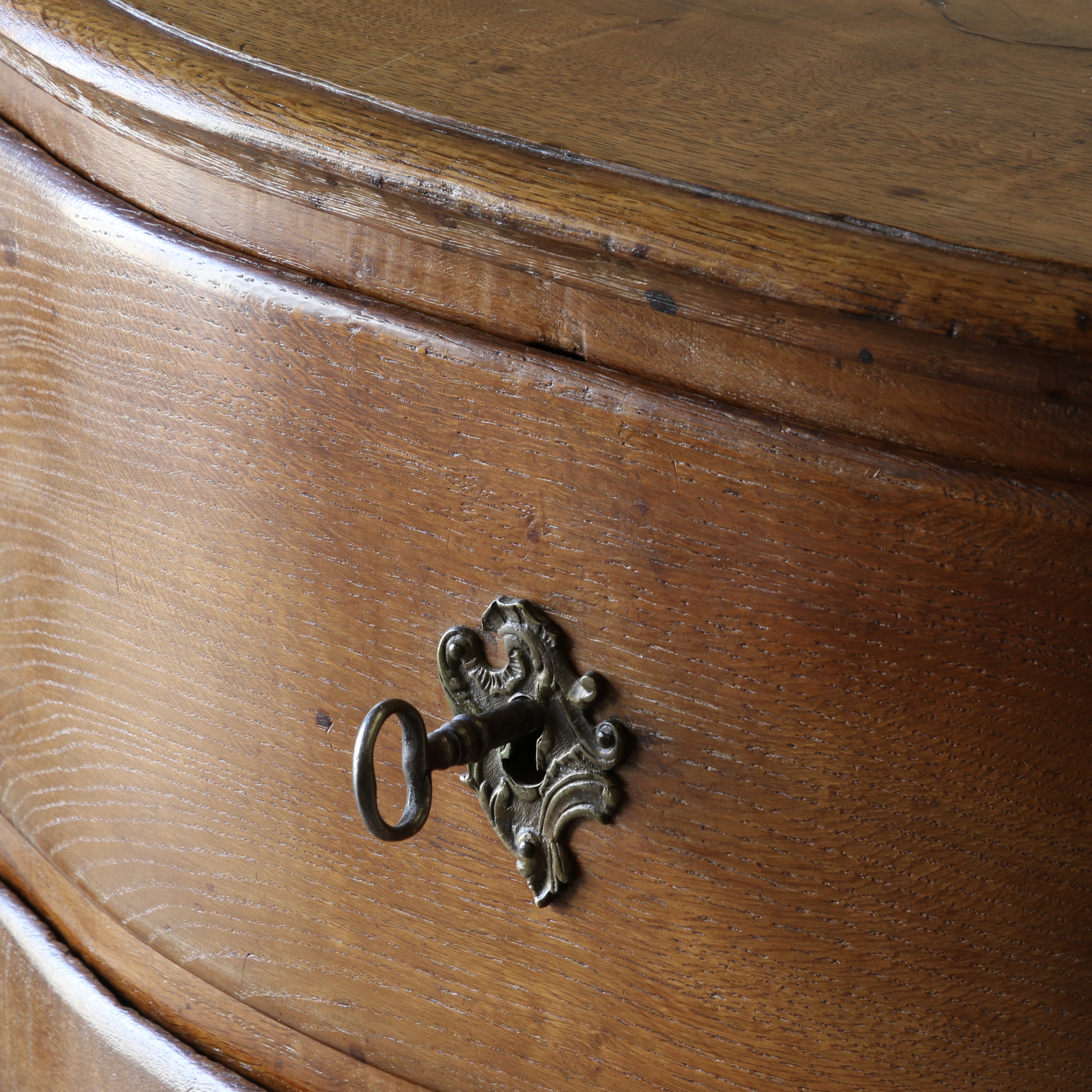 Arbalète-Fronted Commode