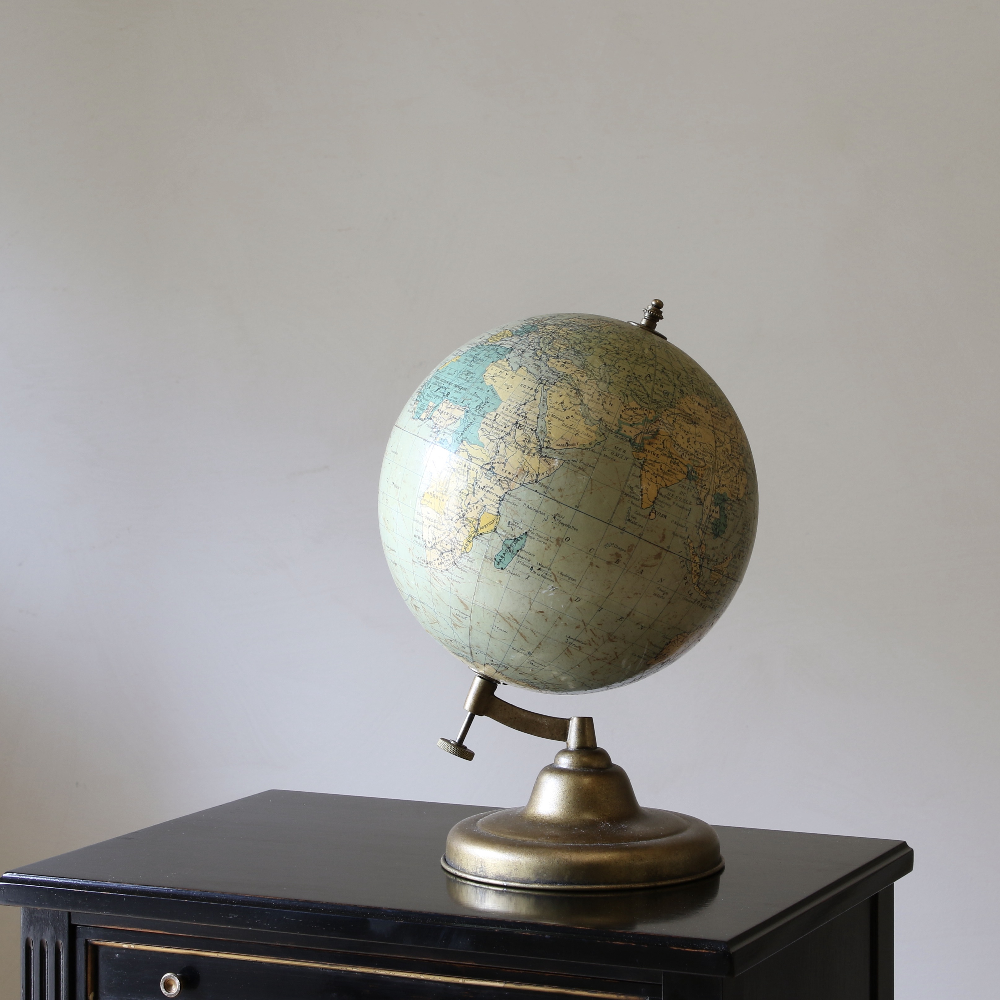 142-46 - French Globe