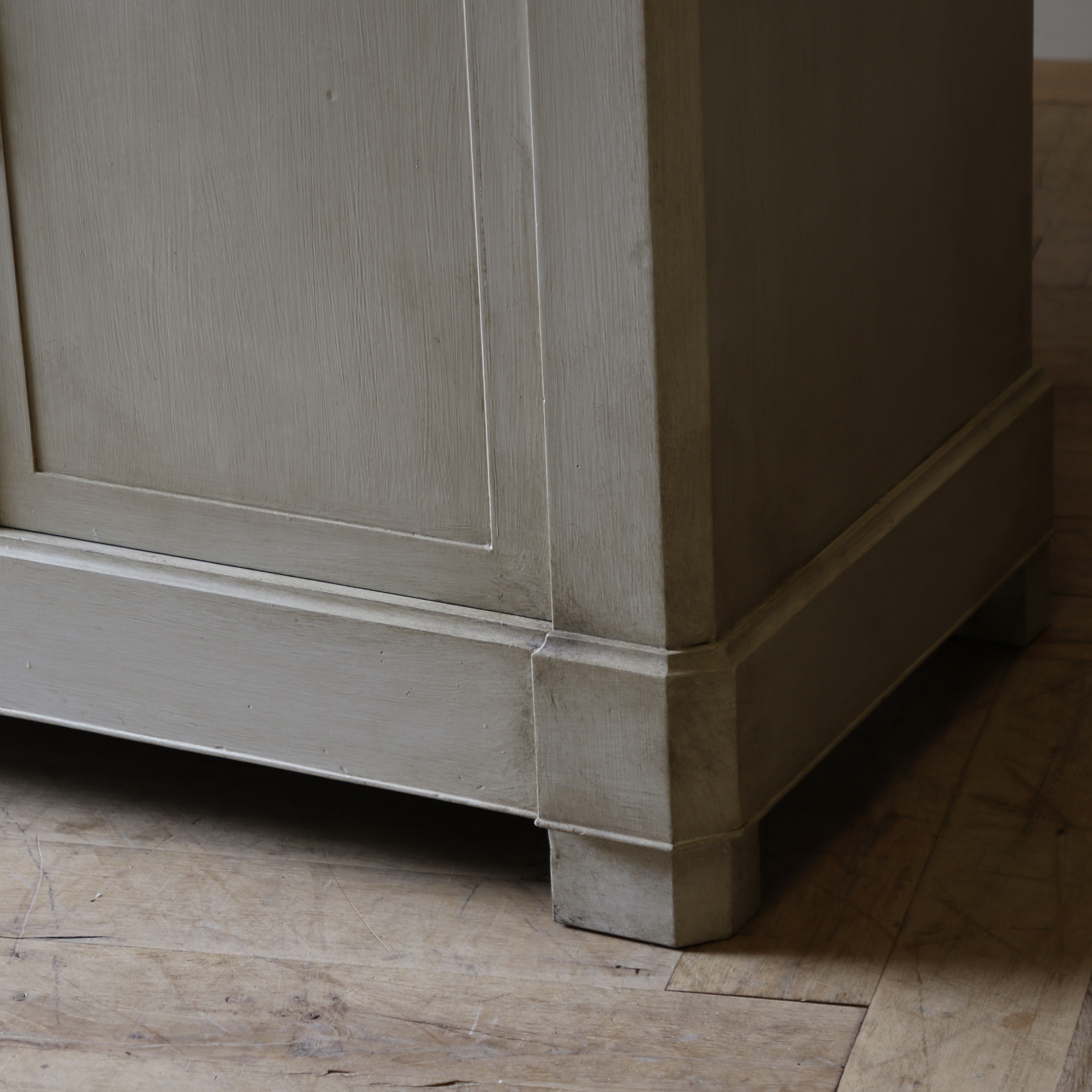 Louis Philippe Dresser Base
