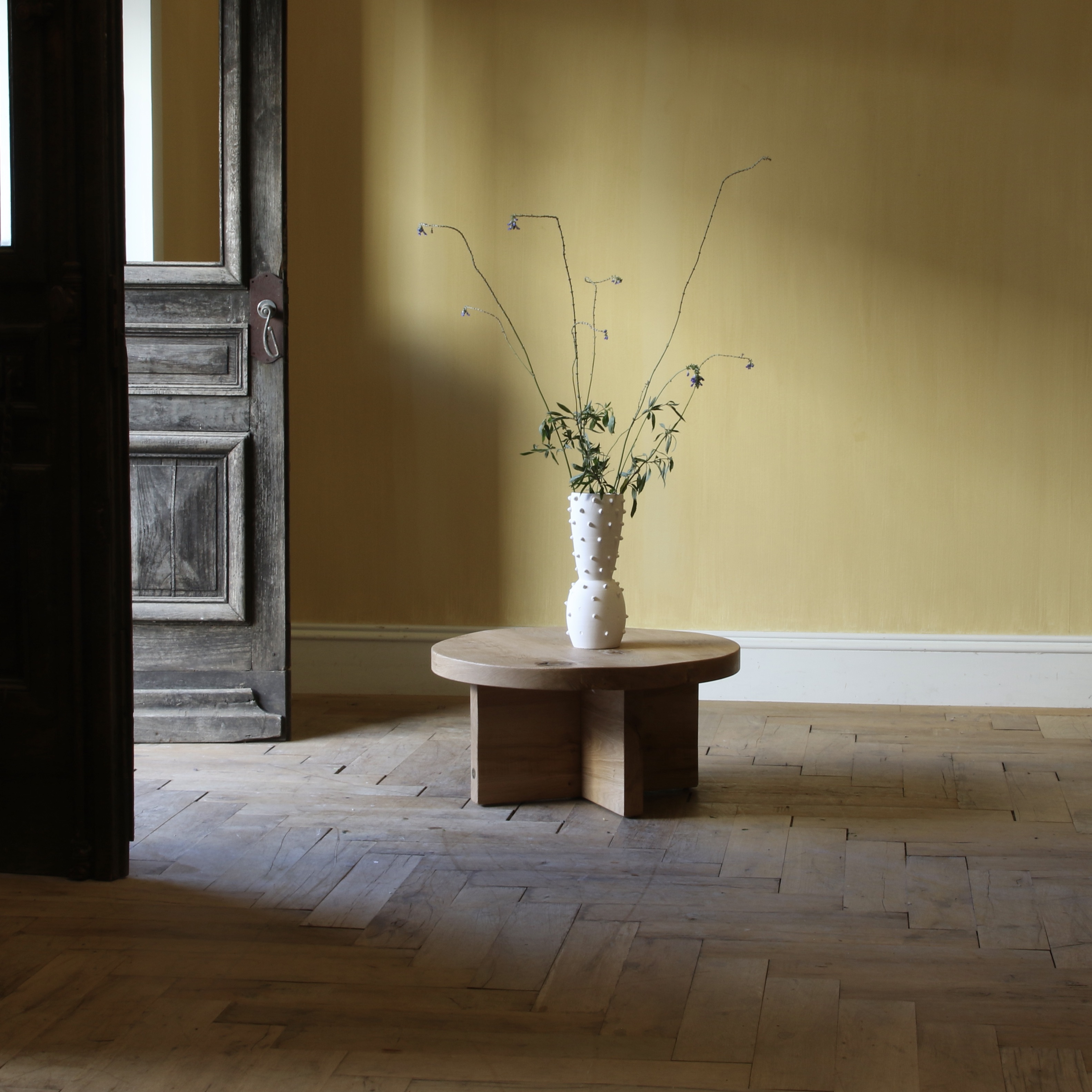 154-58 - Round Wabi Sabi-Table // JS Editions