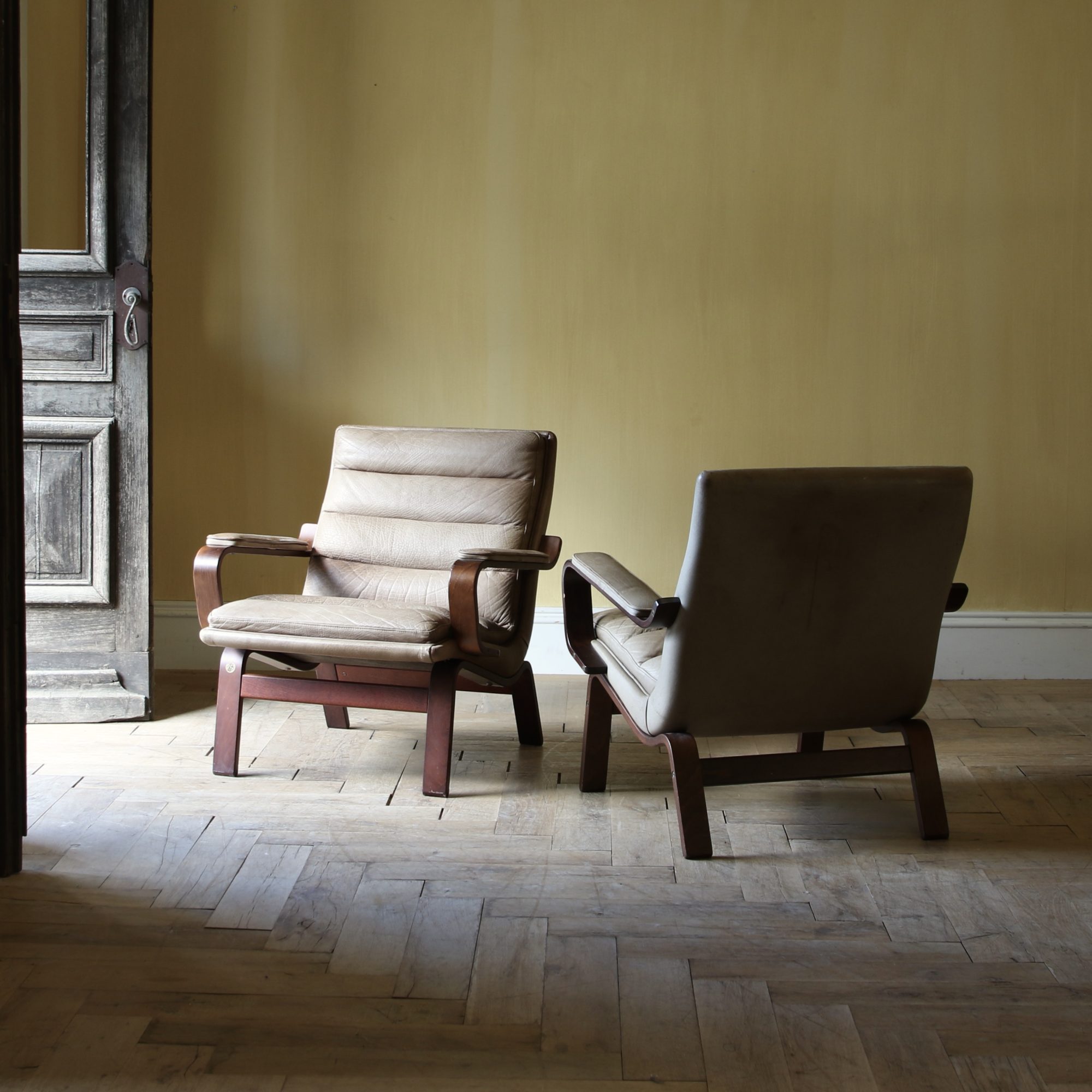 156-35 - Pair of Mid-Century Armchairs