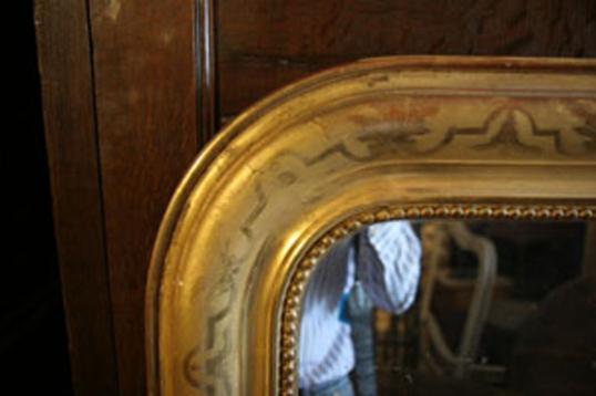 Shoulder-topped Mirror